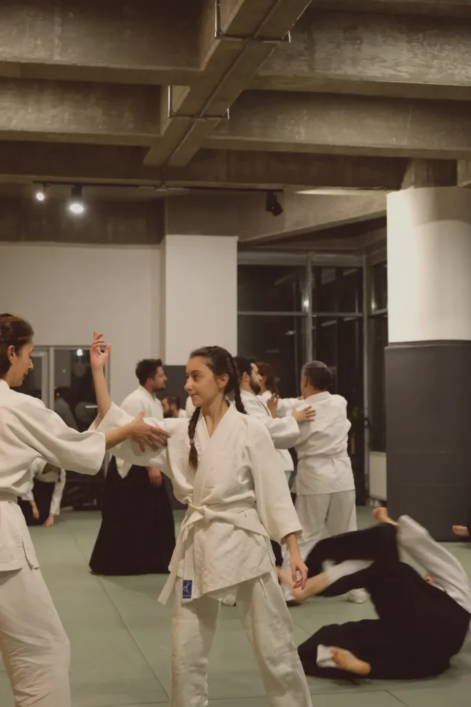 Kalabalık aikido dersi: çiftler tatamide aynı anda çalışıyor, Katsu Ankara, Çayyolu