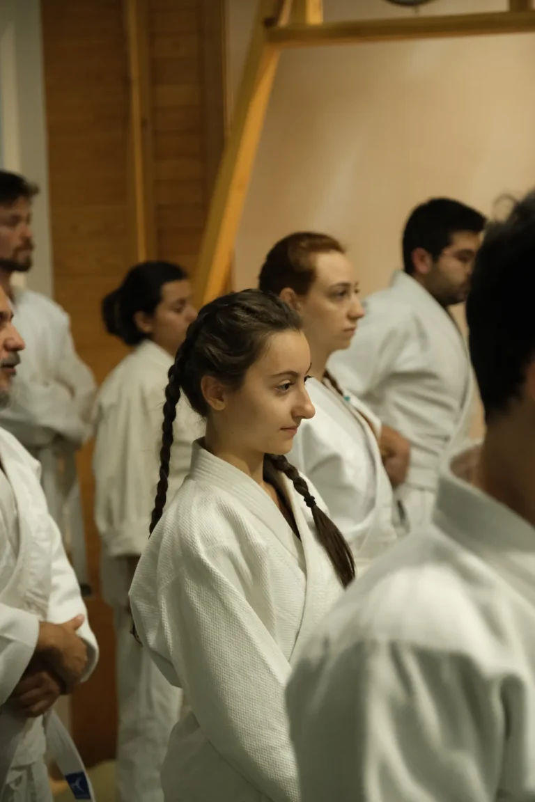 Aikido dersinde sırada bekleyen gülümseyen öğrenciler, Katsu Ankara, Çayyolu