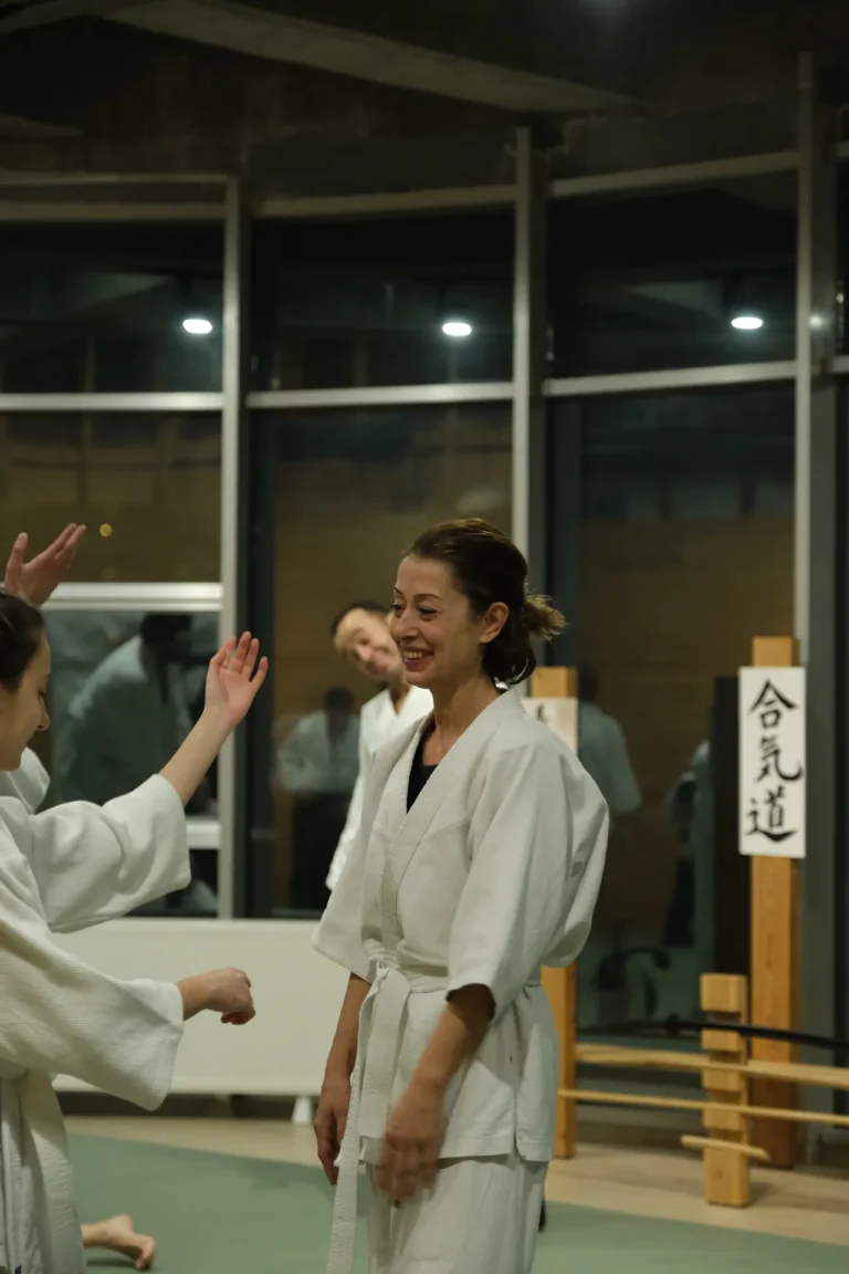 Akşam aikido dersinde gülen bir öğrenci, samimi dojo ortamı, Katsu Ankara, Çayyolu.