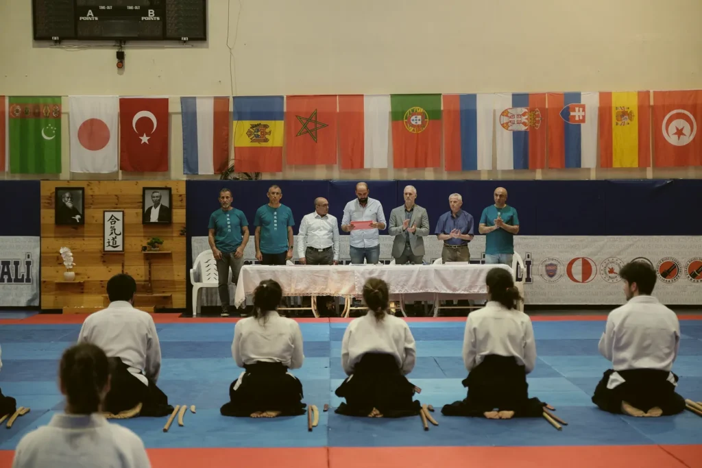 Festivalde aikidokalar seiza sırasında selam veriyor. Katsu Ankara öğrencileri festivalde.