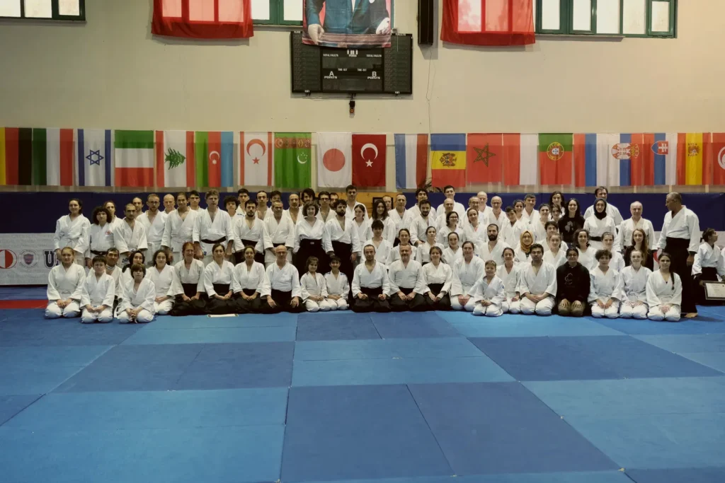 Aikido festivalinin ikinci günü, tüm katılımcılarla toplu fotoğraf. Katsu Ankara öğrencileri festivalde.