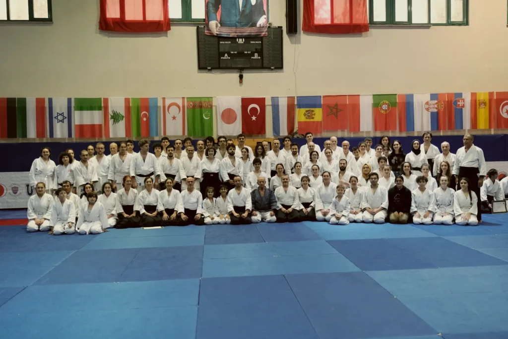 Aikido festivalinde tüm katılımcılarla toplu fotoğraf. Katsu Ankara öğrencileri festivalde.