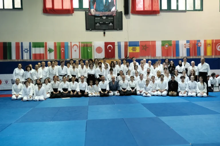 Aikido festivalinde tüm katılımcılarla toplu fotoğraf. Katsu Ankara öğrencileri festivalde.