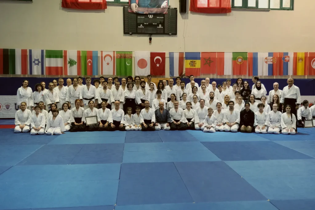 Aikido festivalinin ikinci günü, tüm katılımcılarla toplu fotoğraf. Katsu Ankara öğrencileri festivalde.