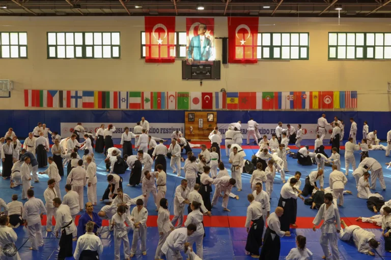 Aikido festivalinde yüzlerce aikidoka aynı tatamide çalışıyor, Katsu Ankara öğrencileri festivalde