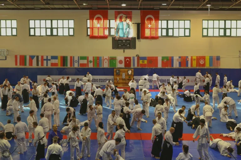 Aikido festivalinde yüzlerce aikidoka aynı tatamide çalışıyor, Katsu Ankara öğrencileri festivalde