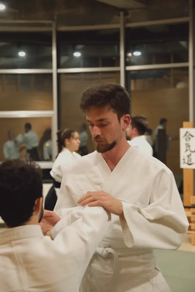 Akşam dersinde iki aikidoka ikili çalışıyor, arkada kamiza ve aikido yazısı, Katsu Ankara, Çayyolu