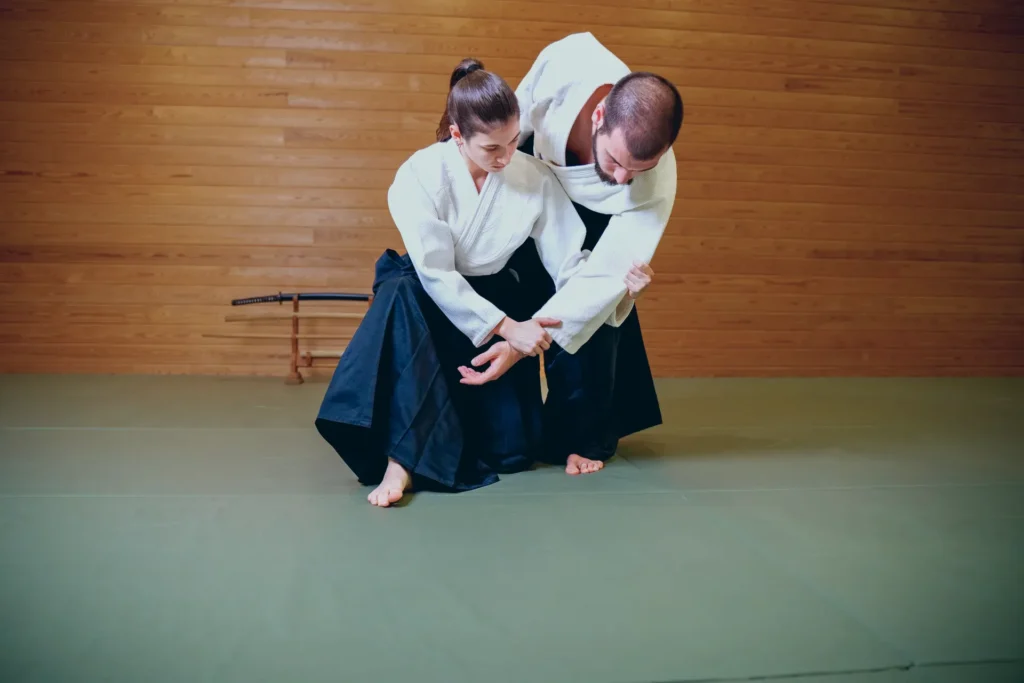 Aikido ikili tekniği: partnerler bileği kavrayıp birlikte dönüyor, Katsu Ankara, Çayyolu.
