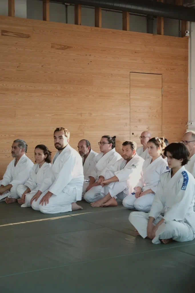 Hakamalı ve gi giymiş öğrenciler ahşap duvar önünde oturuyor, Katsu Ankara, Çayyolu