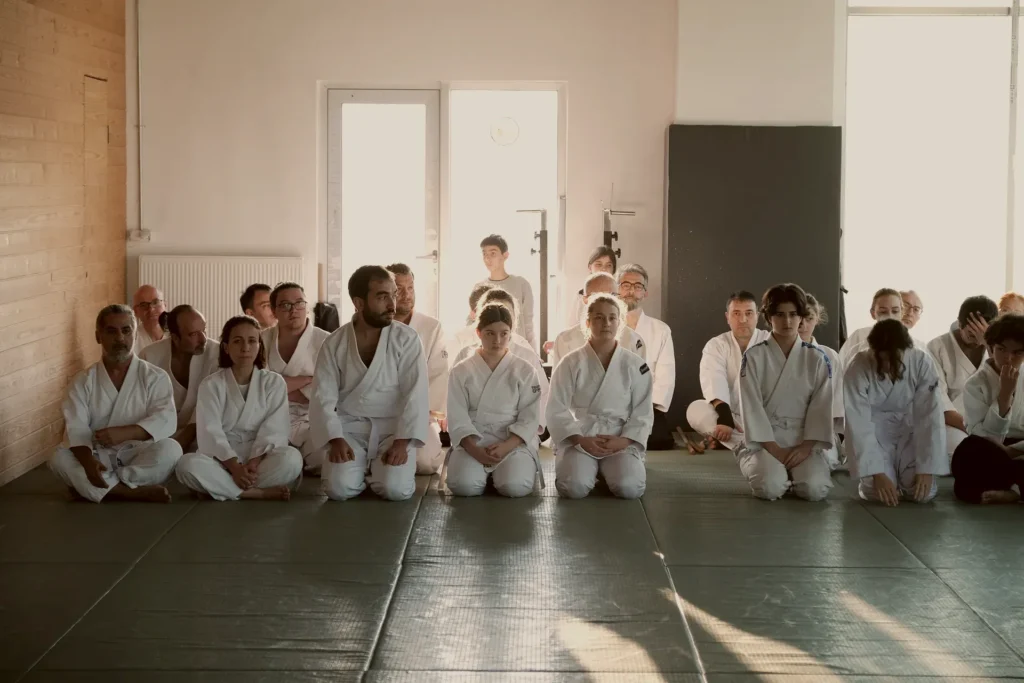 Öğrenciler seiza oturuşunda sırayla dersi izliyor, Katsu Ankara, Çayyolu