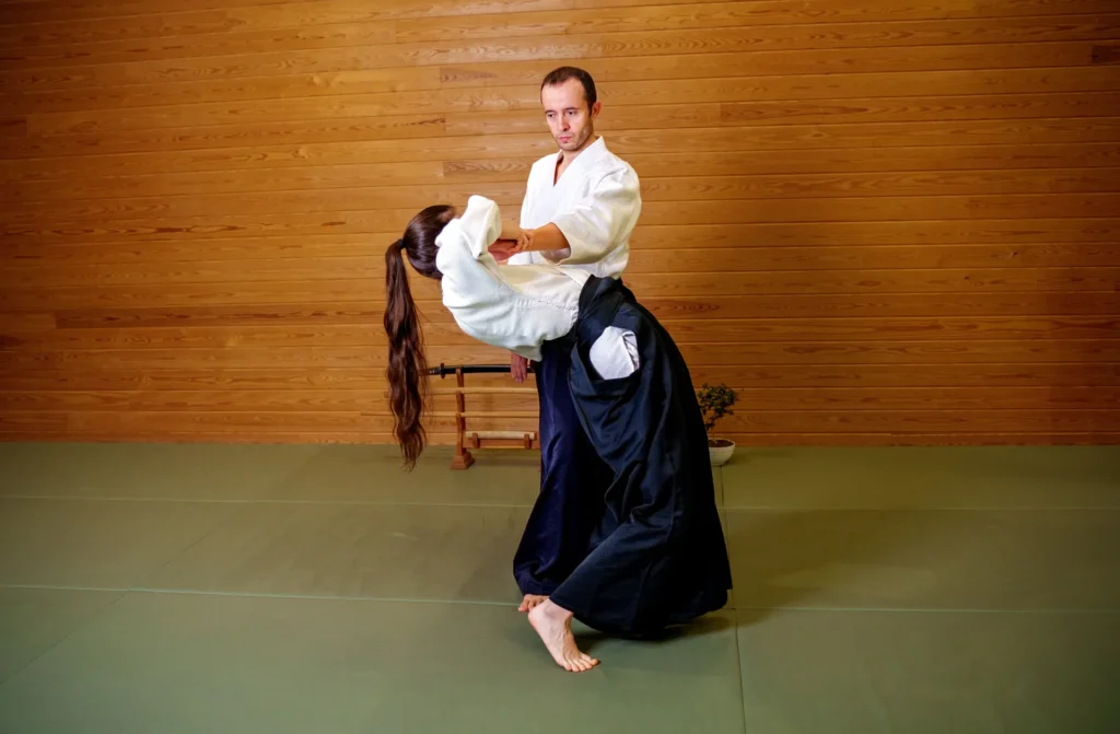 Kadın aikidoka atış sonrası arkaya yuvarlanarak düşüyor (ukemi), Katsu Ankara, Çayyolu.