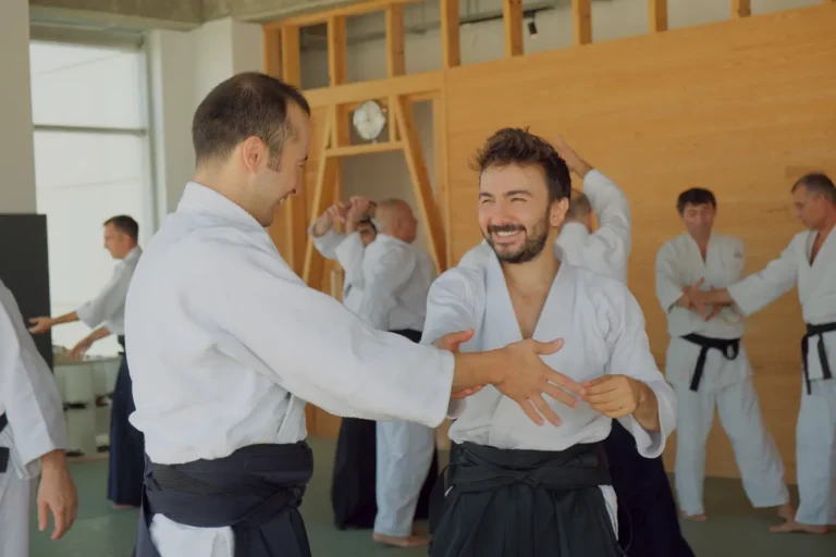 Aikido dersinde gülerek selamlaşan iki aikidoka, Katsu Ankara, Çayyolu.