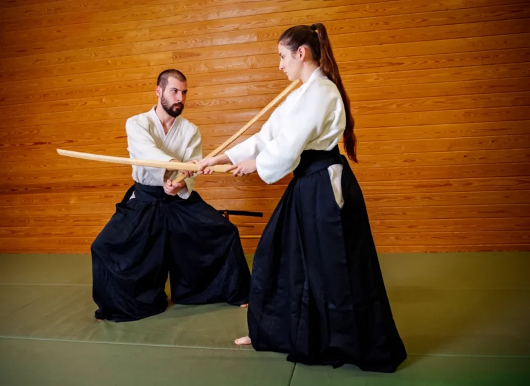 Bokken kesişiyor: hakamalı iki aikidoka yakın mesafede kumitachi çalışıyor, Katsu Ankara, Çayyolu.