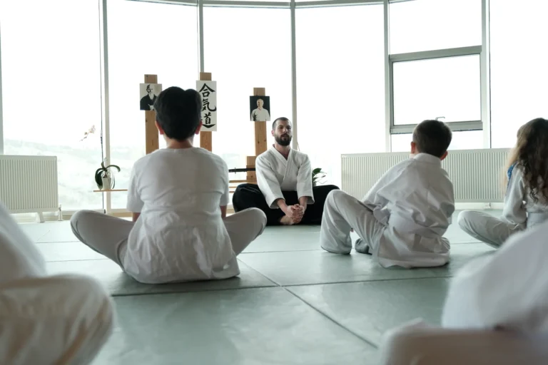 Çocuk aikido dersi: eğitmen kamiza önünde, çocuklar karşısında oturuyor, Katsu Ankara, Çayyolu