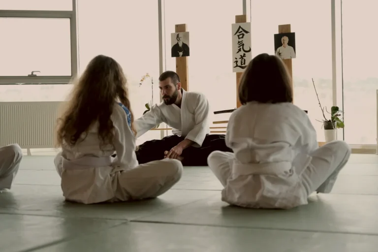 Genç aikido öğrencileri kamiza önünde eğitmenlerini dinliyor, Katsu Ankara, Çayyolu.