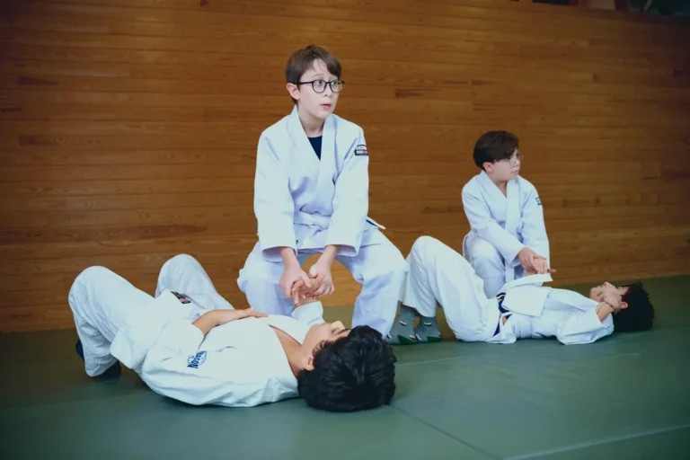 Çocuk aikido dersinde öğrenciler minderde ikili çalışıyor, Katsu Ankara, Çayyolu.
