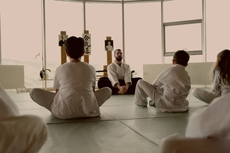 Çocuk aikido dersi, eğitmen kamiza önünde grubu yönlendiriyor, Katsu Ankara, Çayyolu