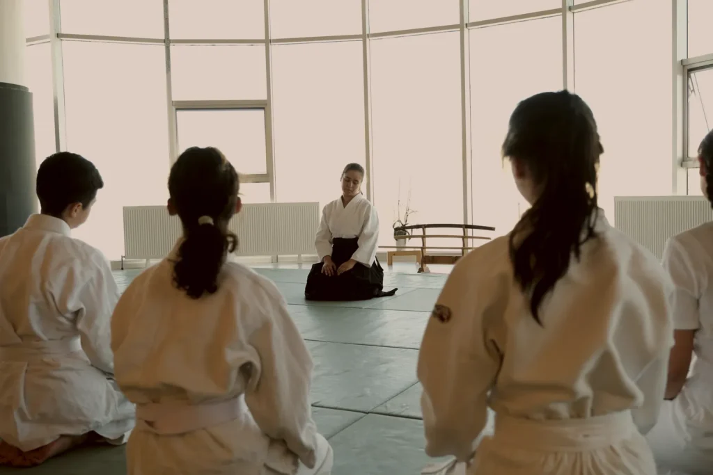 Yaz döneminde çocuk aikido grubu eğitmenini dinliyor, Katsu Ankara, Çayyolu