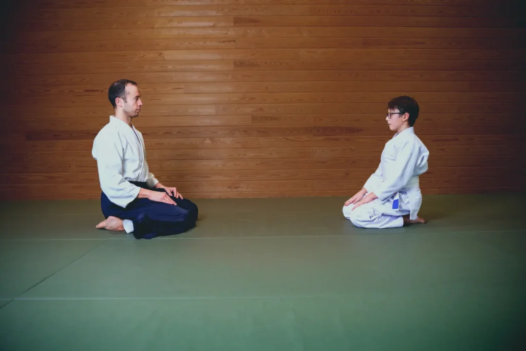 Aikido eğitmeni ve çocuk öğrenci tatamide karşılıklı seiza oturuşunda, Katsu Ankara