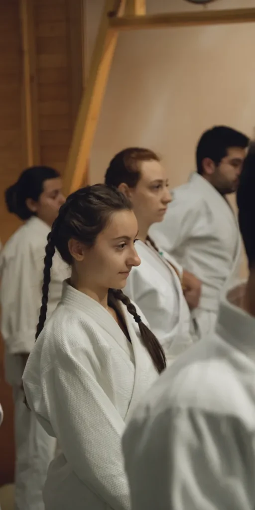 Aikido dersinde sırada bekleyen gülümseyen öğrenciler, Katsu Ankara, Çayyolu.