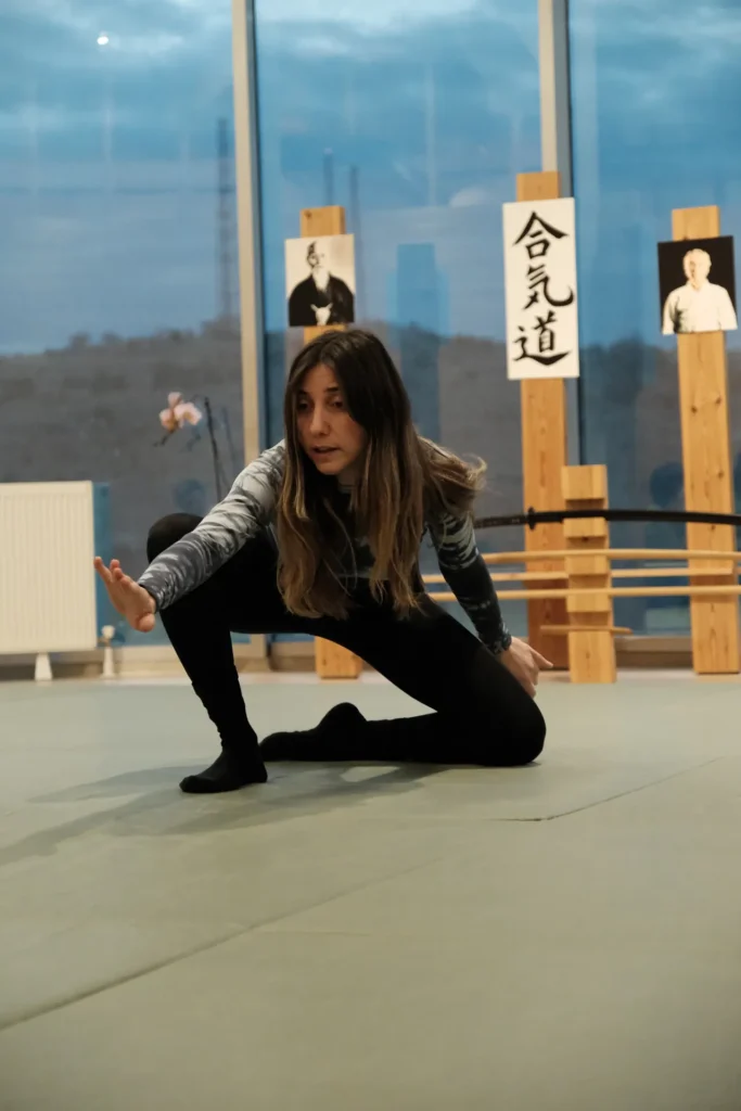 Gün batımında yoga dersi, pencereden şehir manzarası, Katsu Ankara, Çayyolu.