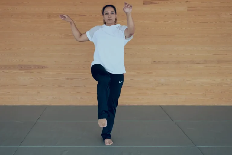 Qigong ve tai chi dersinde tek ayak üzerinde denge çalışması, Katsu Ankara, Çayyolu.