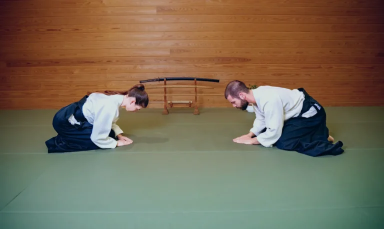 Tatamide karşılıklı selam: hakamalı iki aikidoka eğiliyor, Katsu Ankara, Çayyolu.