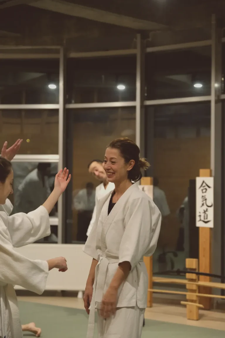 Akşam aikido dersinde gülen bir öğrenci, samimi dojo ortamı, Katsu Ankara, Çayyolu.