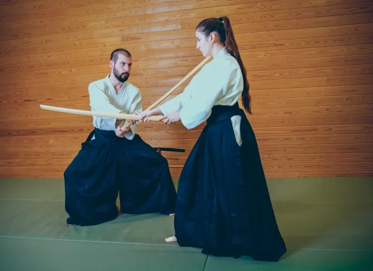 Bokken kesişiyor: hakamalı iki aikidoka yakın mesafede kumitachi çalışıyor, Katsu Ankara, Çayyolu.