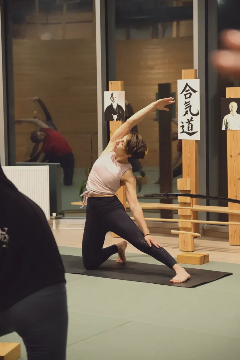 Yoga eğitmeni kamiza önünde yana esneme hareketi gösteriyor, Katsu Ankara, Çayyolu.
