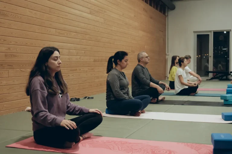 Yoga dersinde matlarında bağdaş kurup nefese odaklanan öğrenciler, Katsu Ankara, Çayyolu