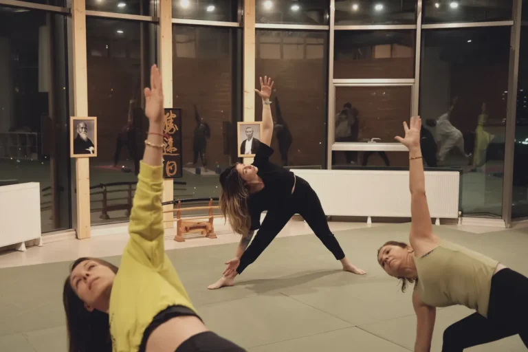 Akşam yoga dersinde öğrenciler üçgen duruşunda, Katsu Ankara, Çayyolu.