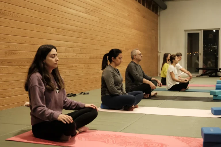 Yoga dersinde matlarında bağdaş kurup nefese odaklanan öğrenciler, Katsu Ankara, Çayyolu