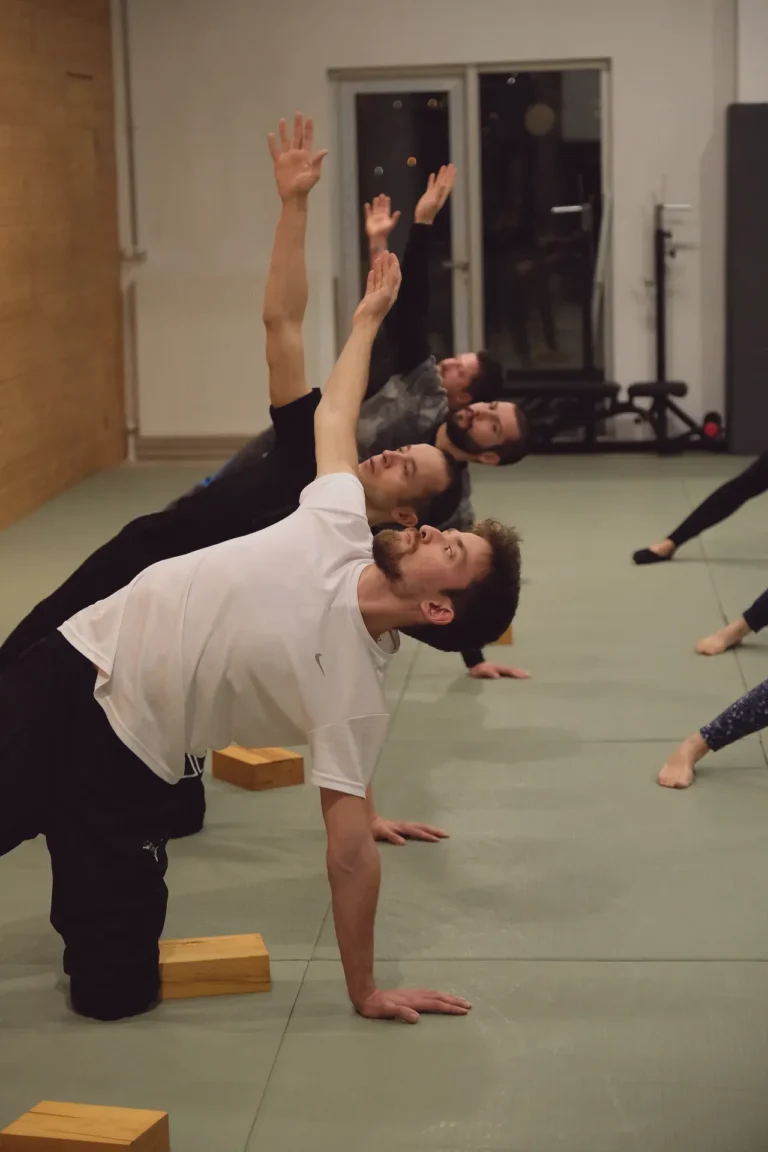 Yoga dersi: grup yan plank duruşunda (vasisthasana), tahta bloklarla, Katsu Ankara, Çayyolu
